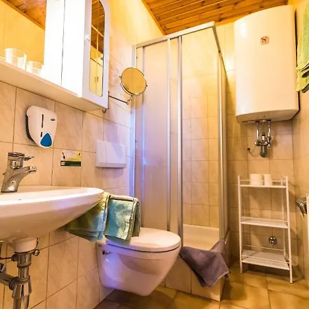 Zur Linde Szálloda 3*